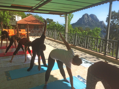 Yoga auf der Terasse