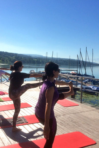 Stehende Beinstellung am see